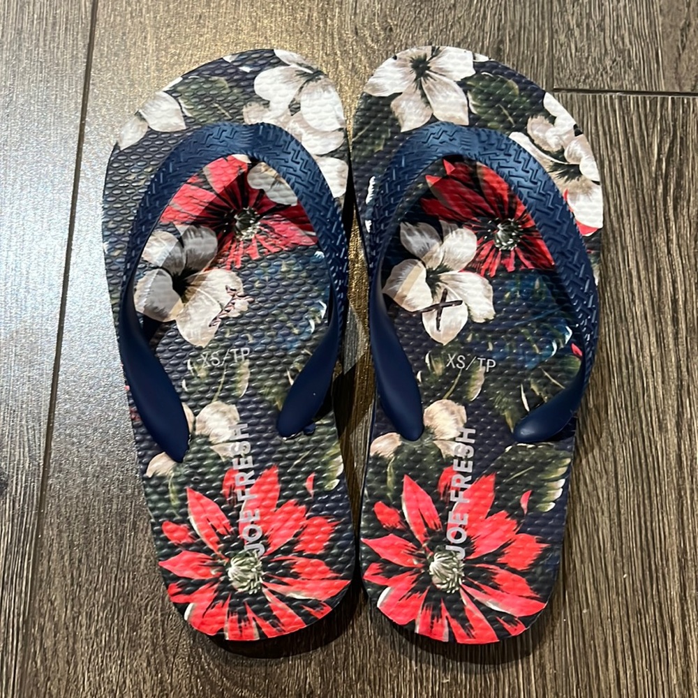 BNWOT Kids size XS flower flip flops